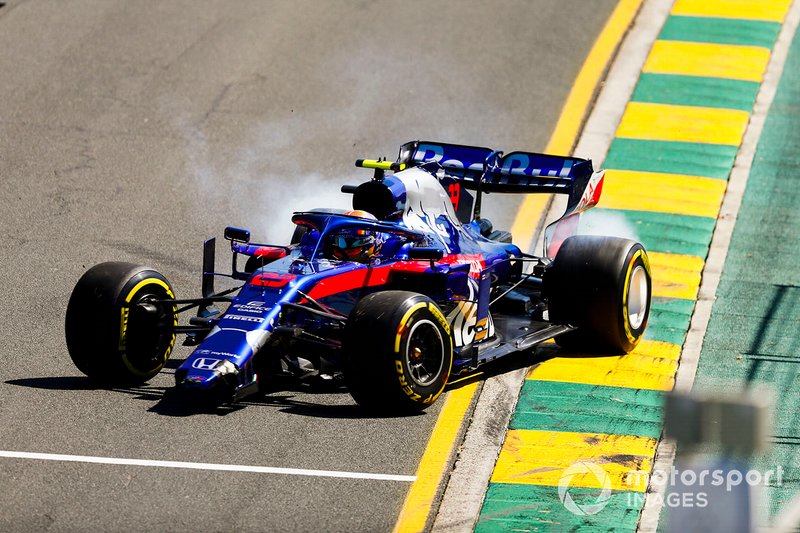 Alexander Albon, Toro Rosso STR14 with a broken front nose after spinning