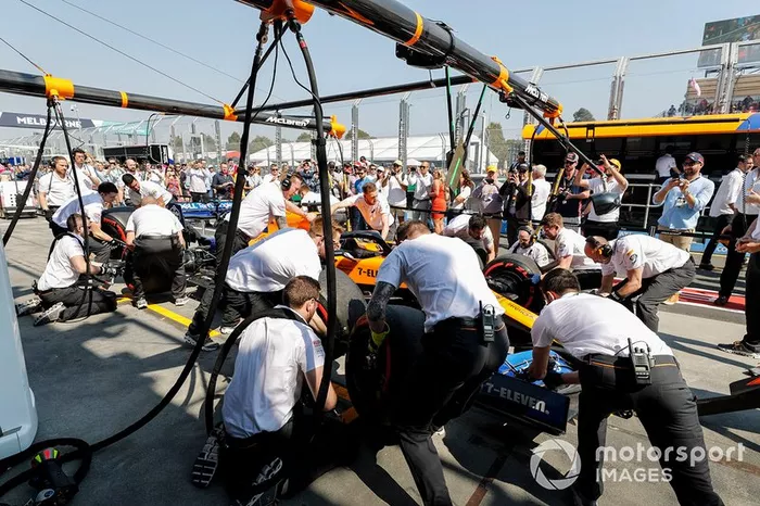 Mecánicos con el coche de  Carlos Sainz Jr., McLaren MCL34