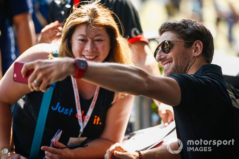 Romain Grosjean, Haas F1 Team, scatta un selfie con una tifosa