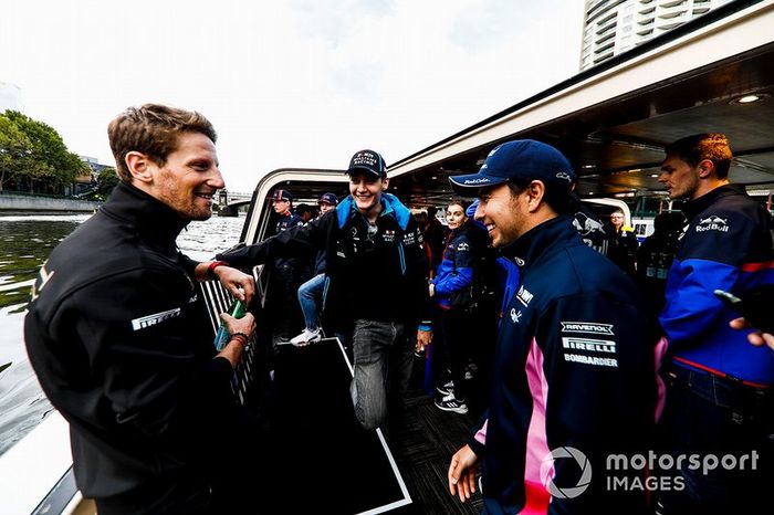 Romain Grosjean, Haas F1 Team, George Russell, Williams y Sergio Perez, Racing Point, camino al evento con los fans en la Federation Square
