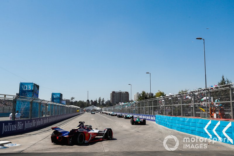 Jérôme d'Ambrosio, Mahindra Racing, M5 Electro, segue un gruppo di monoposto