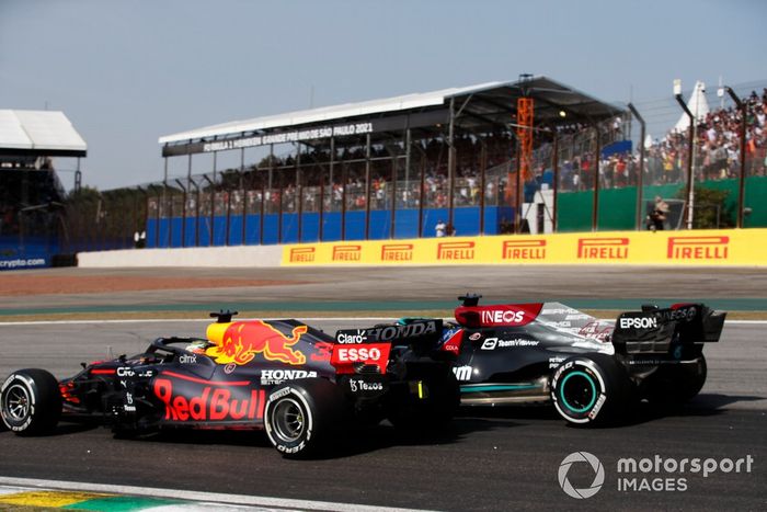 Max Verstappen, Red Bull Racing RB16B, lucha con Lewis Hamilton, Mercedes W12