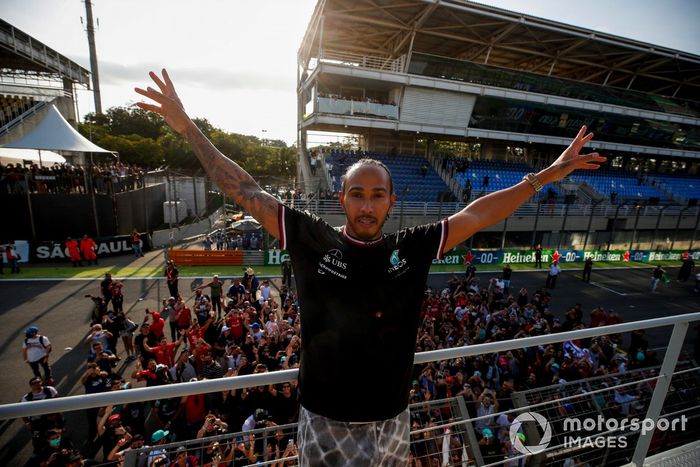 Lewis Hamilton, Mercedes, celebra con los aficionados tras la carrera