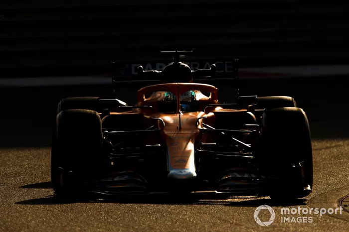 Lando Norris, McLaren MCL35M adaptado (muleto) con los Pirelli de 18 pulgadas 