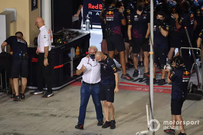 Helmut Marko, asesor de Red Bull Racing, celebra con un compañero de equipo después de que el equipo se asegure la pole con Max Verstappen, Red Bull Racing