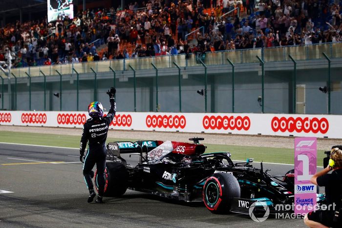 Ganador de la pole position Lewis Hamilton, Mercedes, celebra