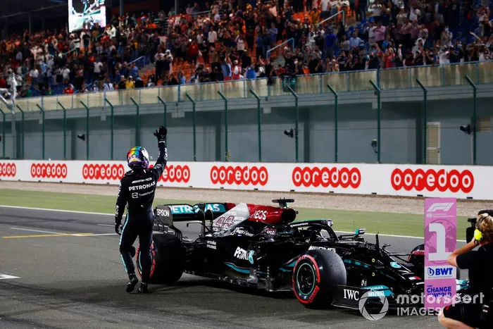 Ganador de la pole position Lewis Hamilton, Mercedes, celebra