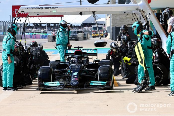 Lewis Hamilton, Mercedes W12, pit stop