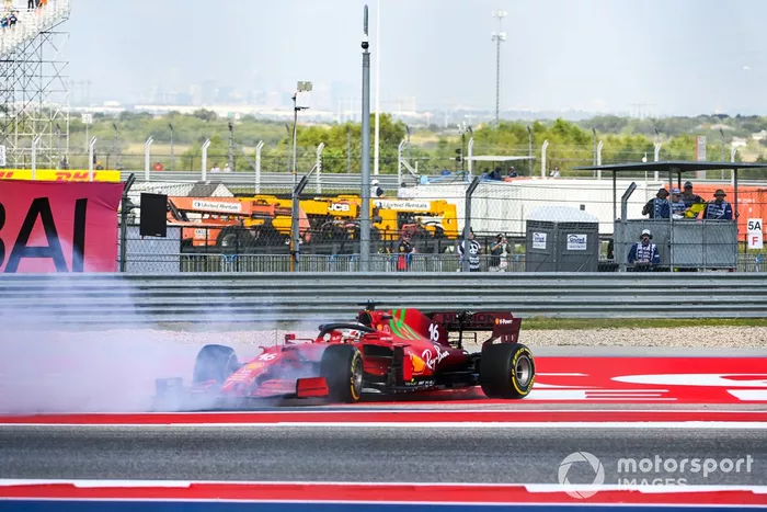 Charles Leclerc, Ferrari SF21, hace un trompo durante la FP1
