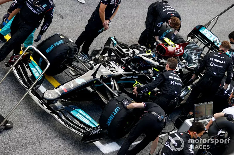 Valtteri Bottas, Mercedes W12, sulla griglia di partenza