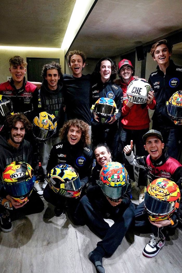 Foto de grupo con Valentino Rossi, Petronas Yamaha SRT
