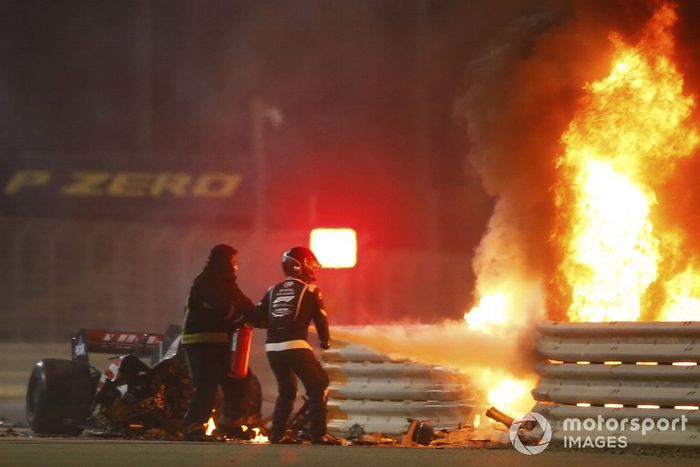 Los bomberos usan un extintor en el horrible accidente de Romain Grosjean, Haas VF-20, en la primera vuelta del Gran Premio de Bahrein
