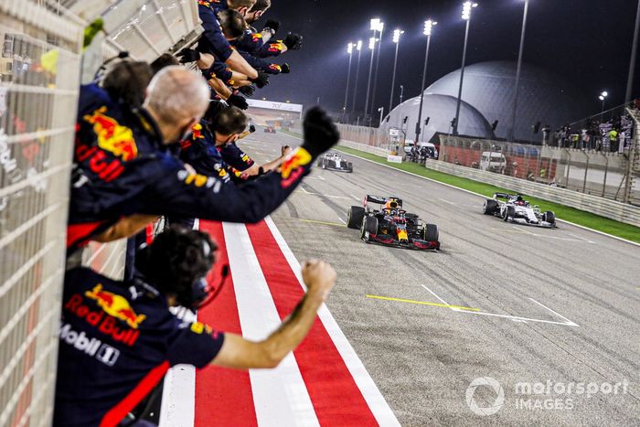 Max Verstappen, Red Bull Racing RB16 y Daniil Kvyat, AlphaTauri AT01 cruzan la línea de meta
