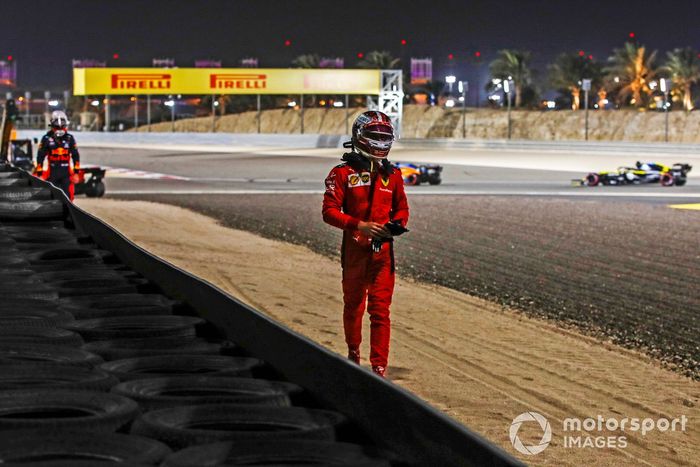 Charles Leclerc, Ferrari, se aleja después de retirarse y detrás Max Verstappen, de Red Bull Racing