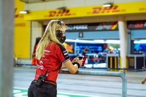 Una miembro del equipo Alfa Romeo en pit lane