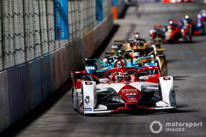 Nico Muller, Dragon Penske Autosport, Penske EV-4, por delante de Tom Blomqvist, NIO 333, NIO 333 001, y Jean-Eric Vergne, DS Techeetah, DS E-Tense FE20