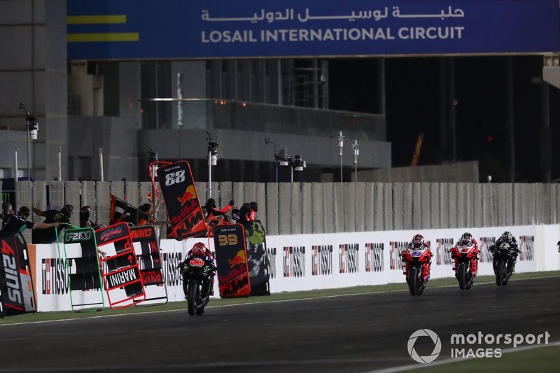 Ganador Fabio Quartararo, Yamaha Factory Racing cruza la meta 