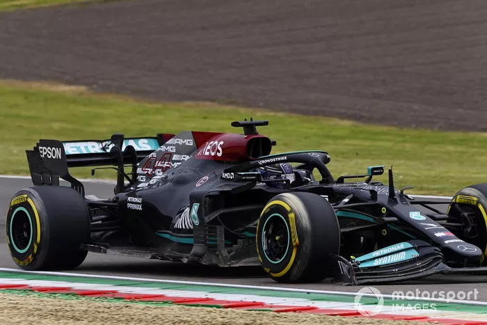 Lewis Hamilton, Mercedes W12, con un alerón delantero dañado