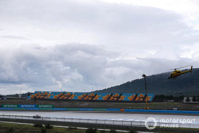 El Coche de Seguridad es seguido por el helicóptero de Airbus AS355 Ecureuil