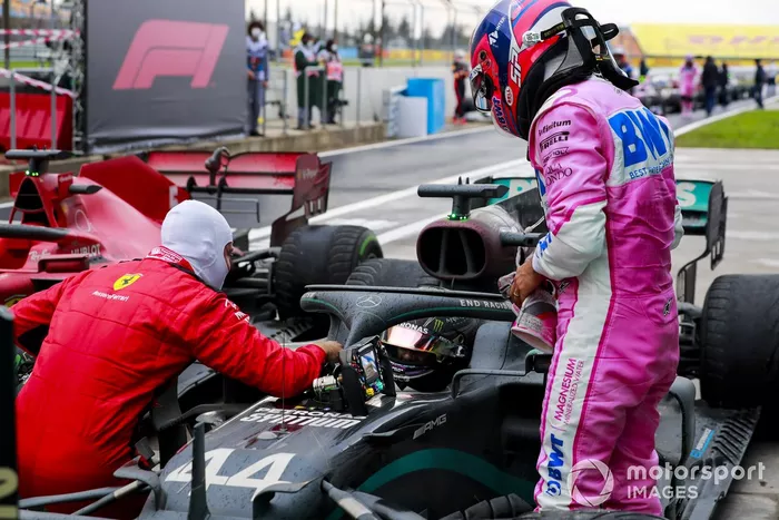 El ganador de la carrera Lewis Hamilton, Mercedes-AMG F1 celebra su 7º título de campeón del mundo con Sebastian Vettel, Ferrari y Sergio Pérez, Racing Point 