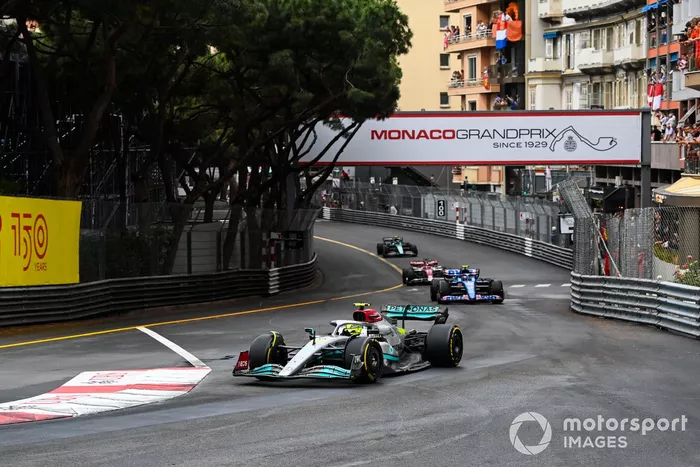 Lewis Hamilton, Mercedes W13, Esteban Ocon, Alpine A522, Valtteri Bottas, Alfa Romeo C42