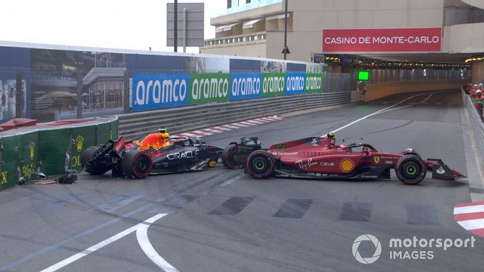 Sergio Pérez, Red Bull Racing, y Carlos Sainz, Ferrari, chocan en la entrada del túnel de Mónaco
