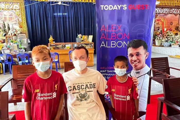 Alex Albon visita a los niños del orfanato Wat Sakaeo de Tailandia
