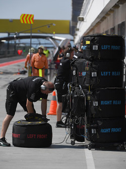 Механик Mercedes AMG F1 с шинами Pirelli