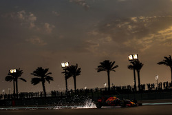 Max Verstappen, Red Bull Racing RB12 zorgt voor een vonkenregen