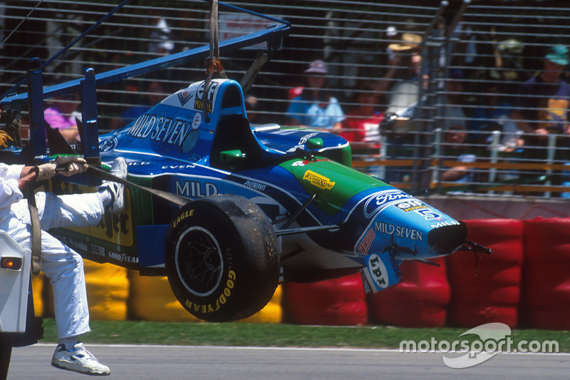 El Benetton B194 Ford de Michael Schumacher tras el accidente con Damon Hill