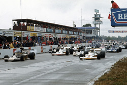Largada: Ronnie Peterson, Lotus 72D Ford, y Peter Revson, McLaren M23 Ford lideran
