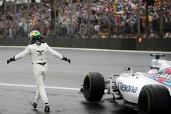 Феліпе Масса, Williams FW38, маше руками натовпу після того, як зазнав аврії під час гонки
