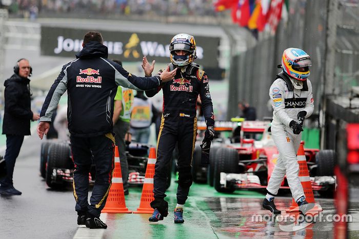 Carlos Sainz, Scuderia Toro Rosso celebra en parc fermé con Fernando Alonso, McLaren, detrás