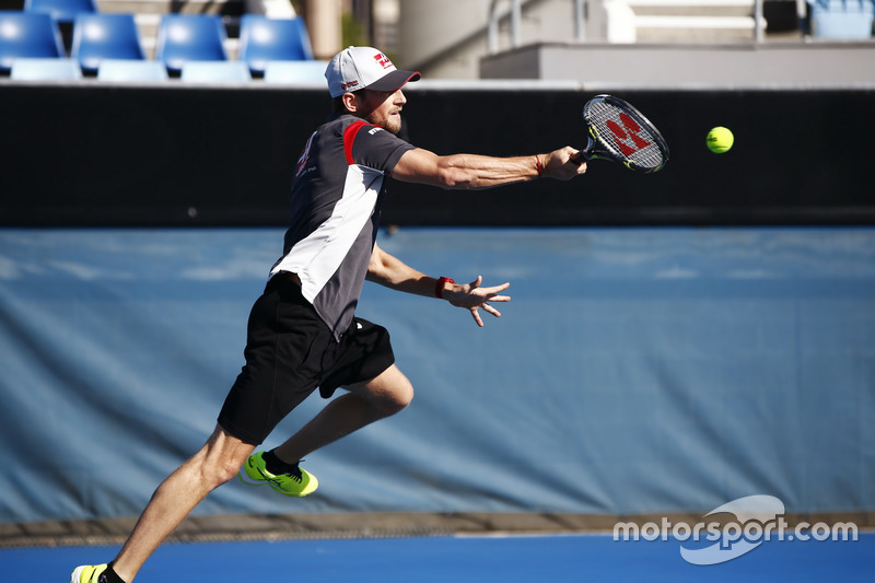 Romain Grosjean, Haas F1 Team, joue au tennis contre Dylan Alcott, Champion paralympique australien
