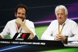 Matteo Bonciani, FIA-Pressesprecher; Charlie Whiting, Formel-1-Rennleiter