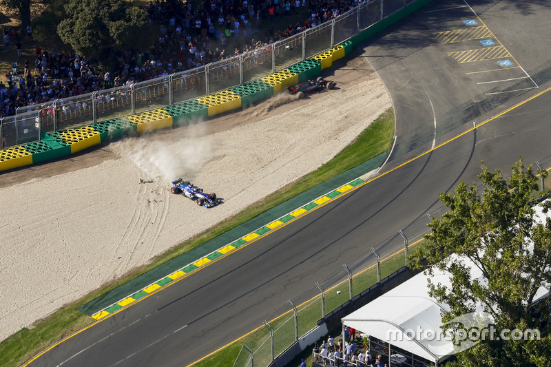 Marcus Ericsson, Sauber C36, y Kevin Magnussen, Haas F1 Team VF-17