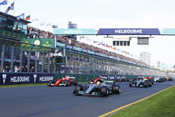 Départ : Lewis Hamilton, Mercedes AMG mène