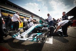 El equipo prepara el auto de Lewis Hamilton, Mercedes AMG F1 W08
