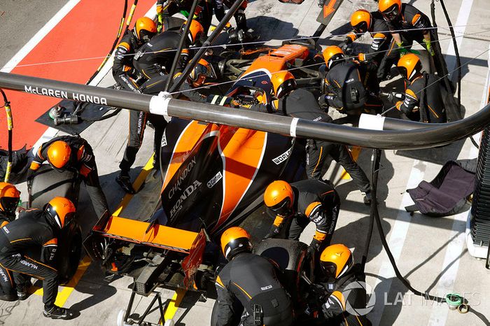 Stoffel Vandoorne, McLaren MCL32, en los pits