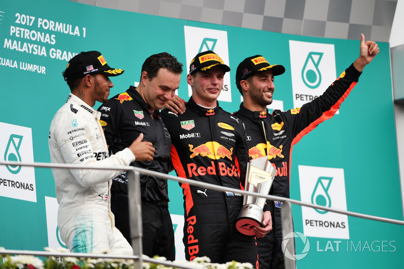 Lewis Hamilton, Mercedes AMG F1, Dan Fallows, Red Bull Racing Head of Aerodynamics, race winner Max Verstappen, Red Bull Racing and Daniel Ricciardo, Red Bull Racing celebrate on the podium, the trophy