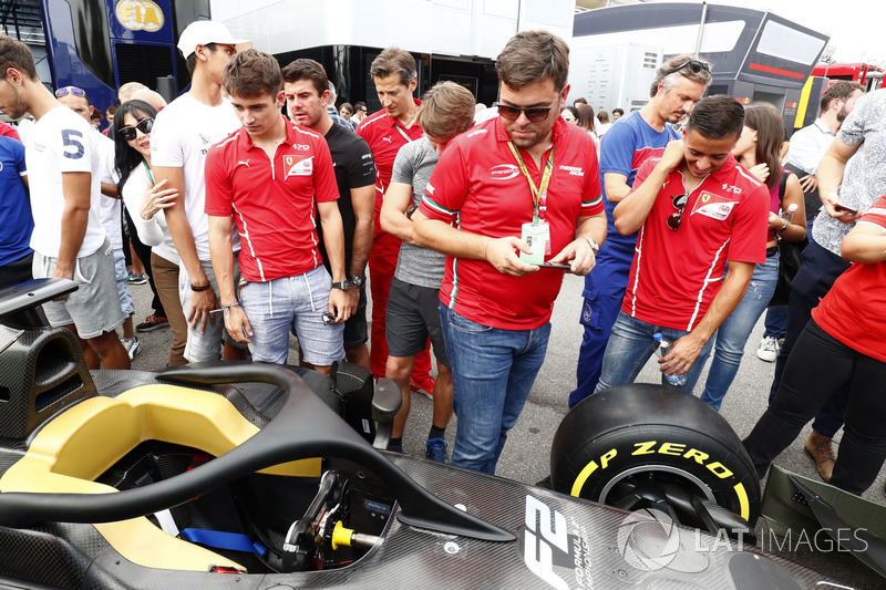 Charles Leclerc, PREMA Powerteam,  et Antonio Fuoco, PREMA Powerteam, examinent la nouvelle F2