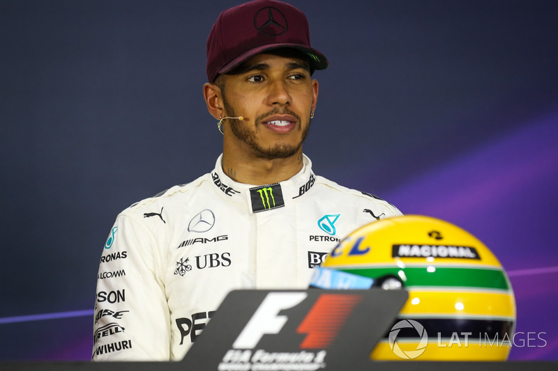 Polesitter Lewis Hamilton, Mercedes AMG F1, mit Helm von Ayrton Senna