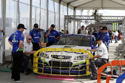Ty Dillon, Germain Racing Chevrolet en la inspección técnica