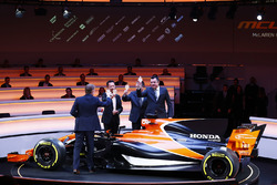Presentator Simon Lazenby, Yusuke Hasegawa, manager Honda F1-programma, Zak Brown, directeur McLaren