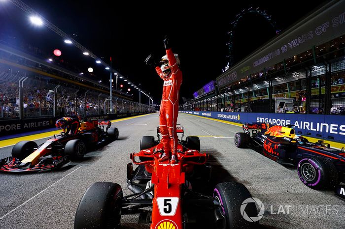 Sebastian Vettel celebra tras ganar la pole en Singapur