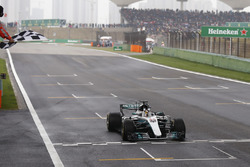 Lewis Hamilton, Mercedes AMG F1 W08, krijgt de finishvlag