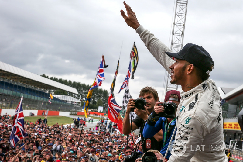 Race winner Lewis Hamilton, Mercedes AMG F1 celebrates with the fans