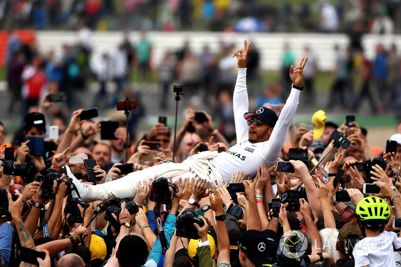 Race winner Lewis Hamilton, Mercedes AMG F1 celebrates with the fans