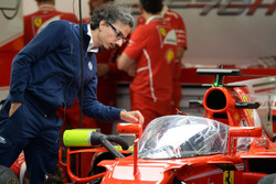 Laurent Mekies, directeur de la sécurité de la FIA, observe le Bouclier sur la Ferrari SF70H