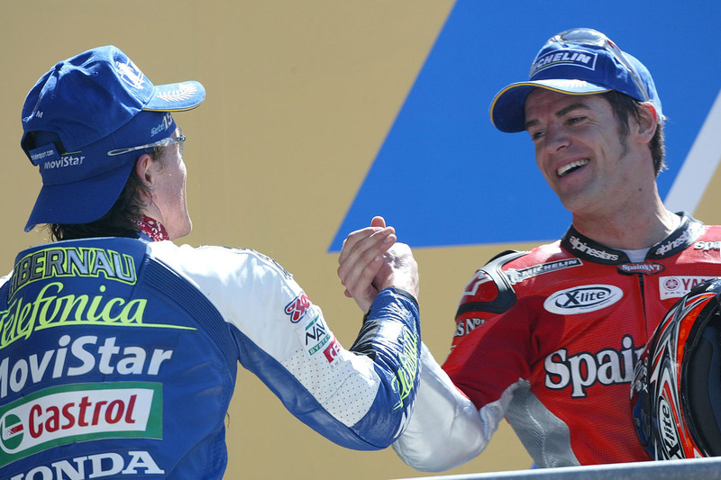 Podio: ganador de la carrera Sete Gibernau, Telefonica Movistar Honda MotoGP, segundo lugar Carlos Checa, Fortuna Yamaha